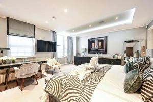Designer 2BR & 2BA with AC Sonos 5min Oxford Circus