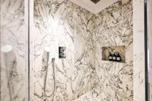 Designer 2BR & 2BA with AC Sonos 5min Oxford Circus