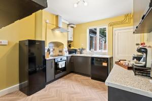 Victorian 5-Bed Home, Loft, Walk to City & Cricket