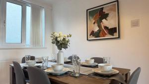 3-bedroom Doncaster contractor stay near hospital with free parking