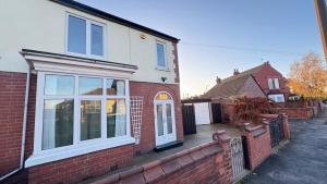 3-bedroom Doncaster contractor stay near hospital with free parking