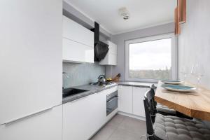 White and Blue Apartment in Szczecin with City View and Desk by Noclegi Renters