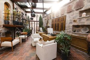 Millstone Cave Suites Hotel