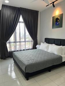 Modern High Floor Suite Mountain & City View