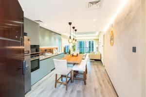 Escape24 Luxury 2BR with Large Balcony and Lake Views