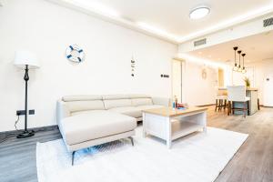 Escape24 Luxury 2BR with Large Balcony and Lake Views