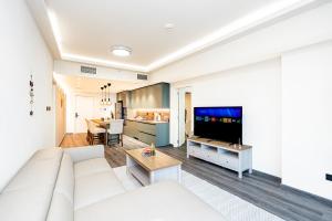 Escape24 Luxury 2BR with Large Balcony and Lake Views