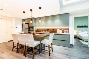 Escape24 Luxury 2BR with Large Balcony and Lake Views