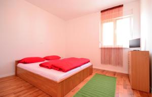 Gorgeous Apartment In Nin With Swimming Pool