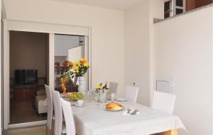 Nice Apartment In Nin With Wifi