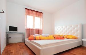 Nice Apartment In Nin With Swimming Pool