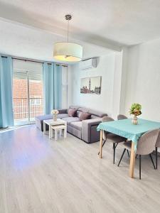 Lovely, new, bright 3 mins to beach apt 105 sq meters