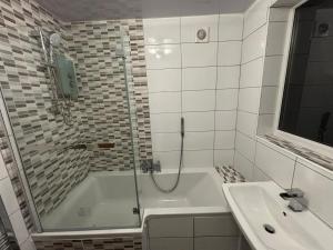 Entire House, Parking, Facilities, sleeps up to 6, suitable for contractors, families or NHS