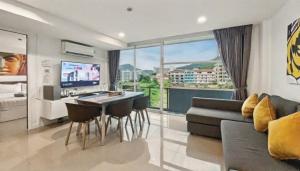 Kris - Modern Spacious 2 Bedrooms Condo with Pool