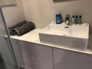 Bright & Sunny 3 bedroom apart with rooftop pool