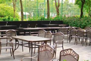 2BR Picity - 3 Pools, Gym, 30 mins to Airport