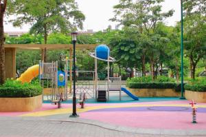 2BR Picity - 3 Pools, Gym, 30 mins to Airport