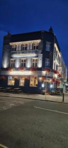 Lovely apartment in Barnes and garage