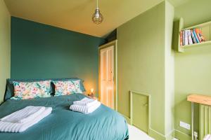 Peacock & Pebble Cottage by Keepers Cottages