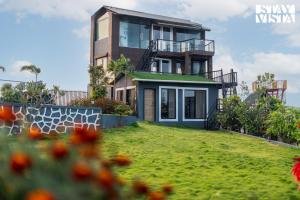 StayVista at The Cloudscape with WiFi, Lawn, AC