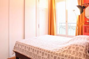 Charming apartment overlooking the Eiffel Tower