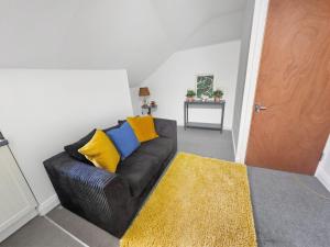 Top Floor 2 Bedroomed Flat Sleeps 4 Free Wi-Fi