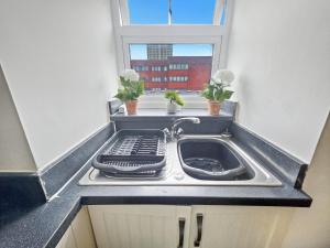 Top Floor 2 Bedroomed Flat Sleeps 4 Free Wi-Fi