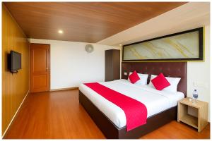 Mall Road -R L Hotel Near Naini Lake - View From Room Balcony - WilFi with Parking And Room Services - Best Hotel In Nainital