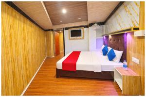 Mall Road -R L Hotel Near Naini Lake - View From Room Balcony - WilFi with Parking And Room Services - Best Hotel In Nainital