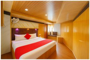 Mall Road -R L Hotel Near Naini Lake - View From Room Balcony - WilFi with Parking And Room Services - Best Hotel In Nainital