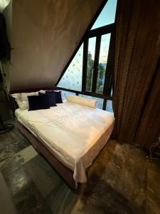 Elyu Jasons home with netflix and parking