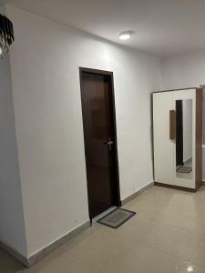 Qutub Cinema Loft with Bathtub