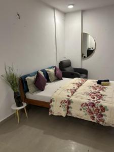 Qutub Cinema Loft with Bathtub