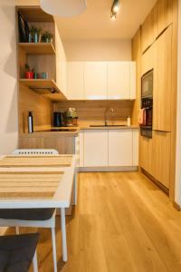 Bright New Build Apartment with Garage, Great View