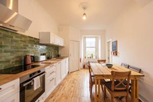 Chic 2-Bedroom Home Near Haymarket Station & Edinburgh Castle