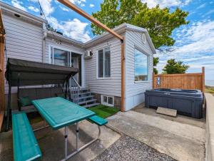 Chalet #11 Waterfront with Spa, Wifi & AC