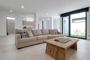 Luxury White House Apartment