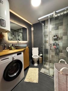 Lake view retreat - 1 min to beach- Free parking