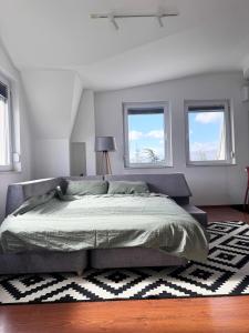 Lake view retreat - 1 min to beach- Free parking