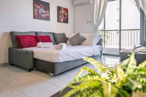 Anteias Seaview Suite just steps from Finikoudes Beach Larnaca