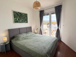 Lake view retreat - 1 min to beach- Free parking