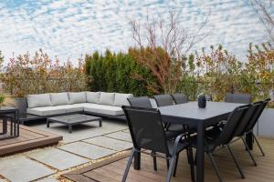 Elegant Apartment with Air Conditioning, Office and Underground Parking by Renters Prestige