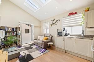 Bright and airy flat in Fulham Zone 2 with fast commute to Central London