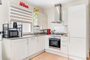 Bright and airy flat in Fulham Zone 2 with fast commute to Central London