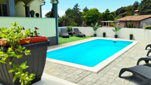 Flora Apartment with pool by Villas Guide