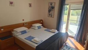 Flora Apartment with pool by Villas Guide