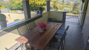 Flora Apartment with pool by Villas Guide