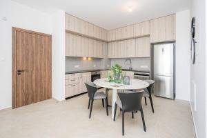 Kalamon Luxury Suite 202 w Pool and Gym