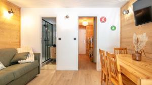 Grand Tetras N111 2P6