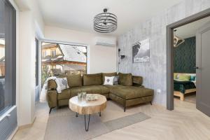 Hrube Wierchy Apartment in Zakopane with Mountain View, Parking and Air Conditioning by Renters Prestige